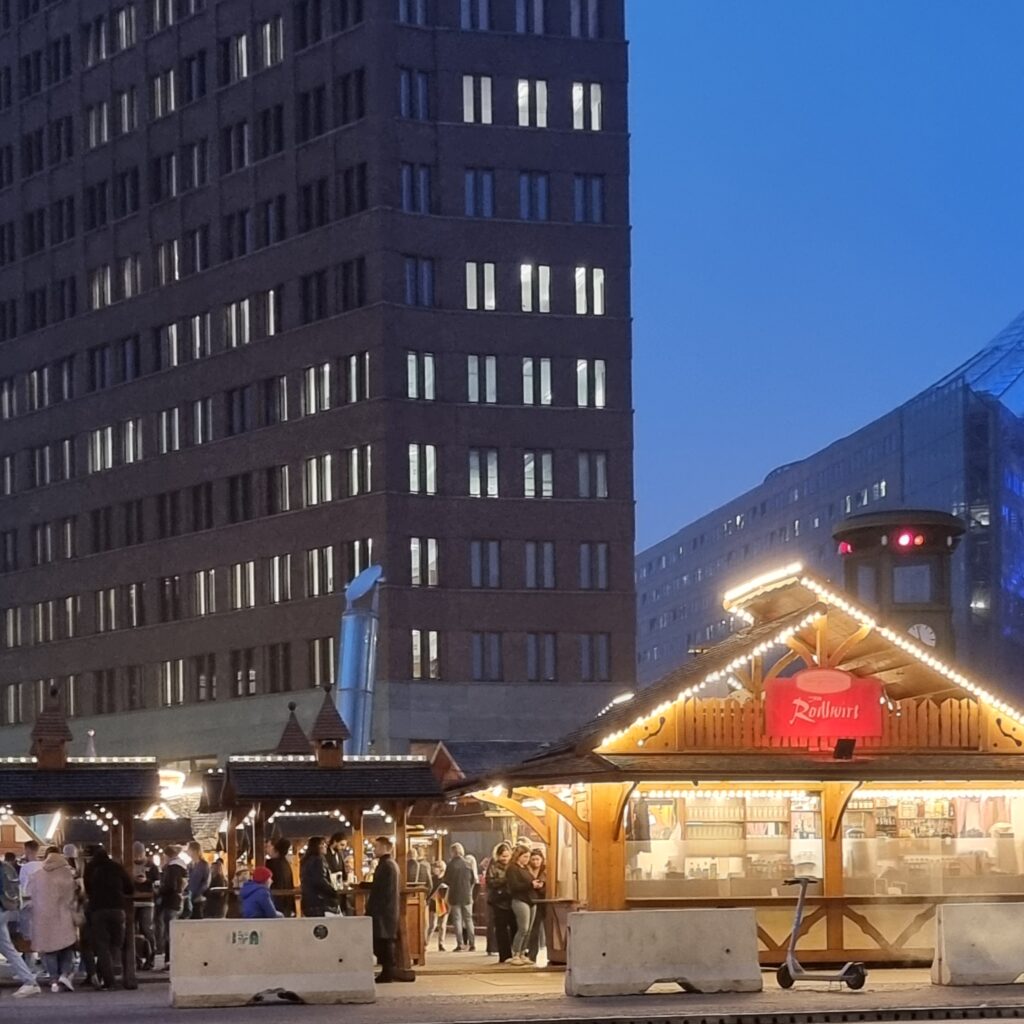 Die Berliner Weihnachtsmärkte öffnen 2 Weihnachtsmärkte,potsdamer platz,Berlin,grimm's hotel,Glühwein SquarePic 20221109 18004867 Weihnachtsmärkte