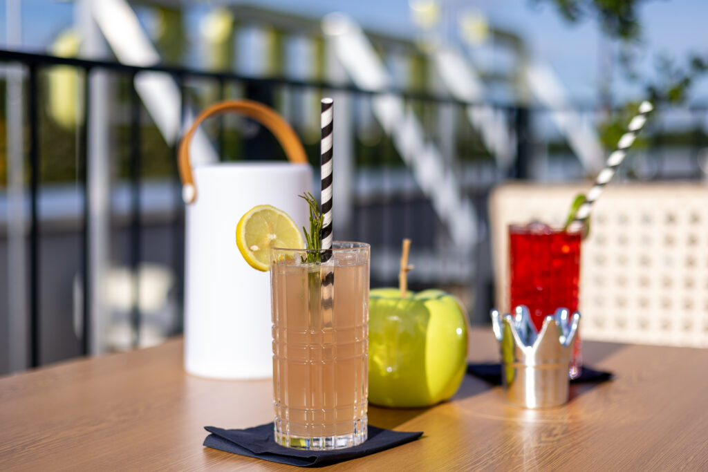 Cocktails auf der Dachterasse im Grimms Hotel Berlin Potsdam