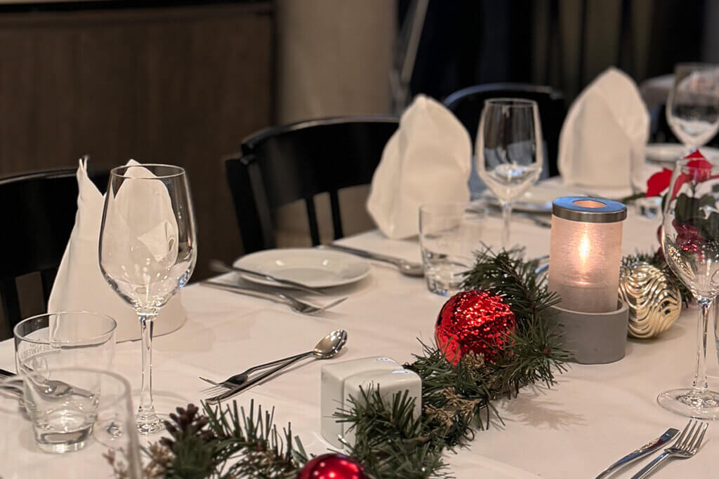 Events PP - second 10 Events Ein Tisch, der für eine Dinnerparty gedeckt ist.