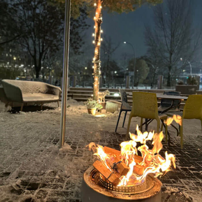 Feuerschale vor dem Grimm's Hotel am Potsdamer Platz zu Weihnachten