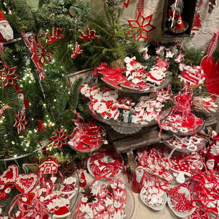 Rot-weiße Weihnachtsdekorationen
