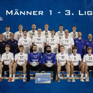 Ein Handballteam, der HSG Hanau, posiert in Sportuniformen für ein Foto.