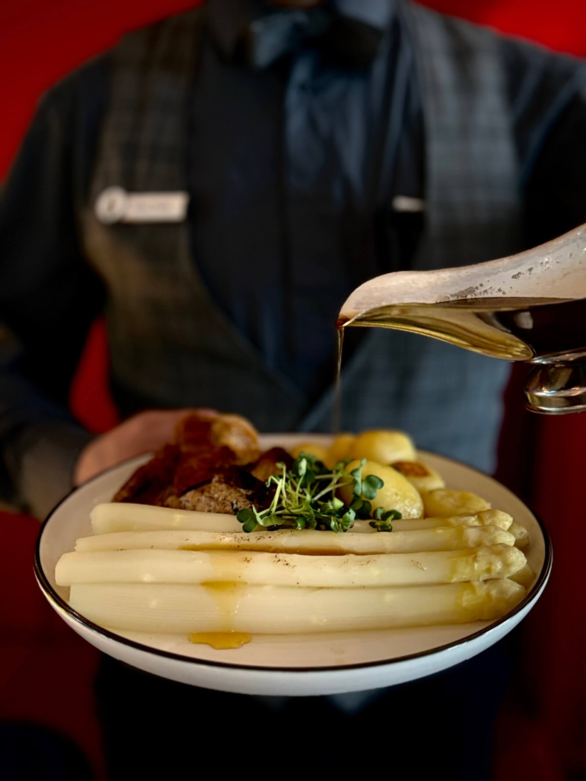 Spargel im Restaurant "TISCHLEIN DECK‘ DICH"